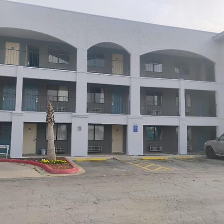 Hallmark Inn And Suites San Antonio Exterior photo